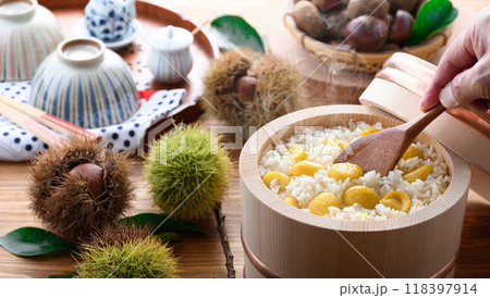 秋の味覚 お櫃に入れた 栗ご飯 118397914