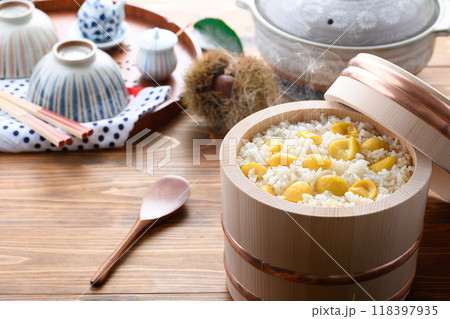 秋の味覚 お櫃に入れた 栗ご飯 秋の味覚 お櫃に入れた 栗ご飯 118397935