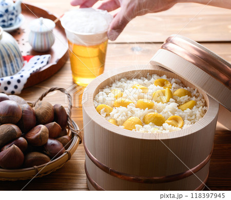 秋の味覚 お櫃に入れた 栗ご飯 118397945