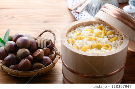 秋の味覚 お櫃に入れた 栗ご飯 118397947