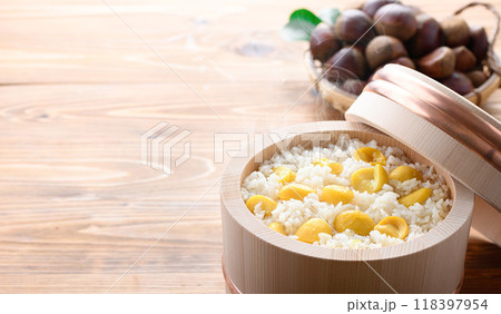 秋の味覚 お櫃に入れた 栗ご飯 118397954