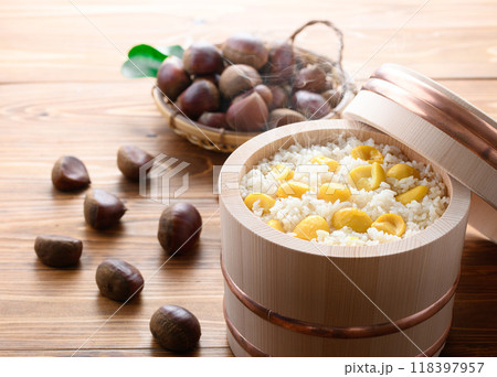秋の味覚 お櫃に入れた 栗ご飯 118397957
