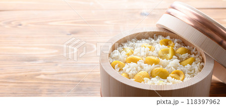 秋の味覚 お櫃に入れた 栗ご飯 118397962
