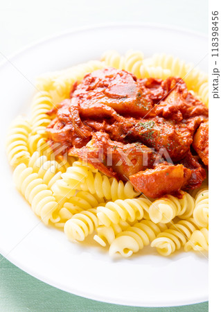 おいしいトマトソースのショートパスタ、フジッリ 118398456