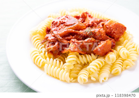 おいしいトマトソースのショートパスタ、フジッリ おいしいトマトソースのショートパスタ、フジッリ 118398470