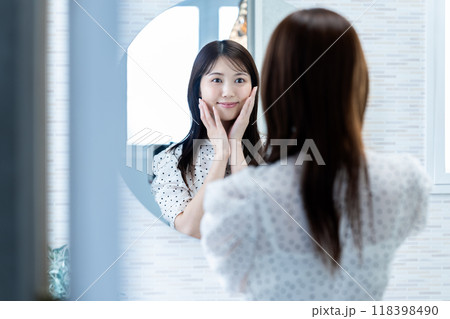 鏡で肌の状態を確認する女性 118398490