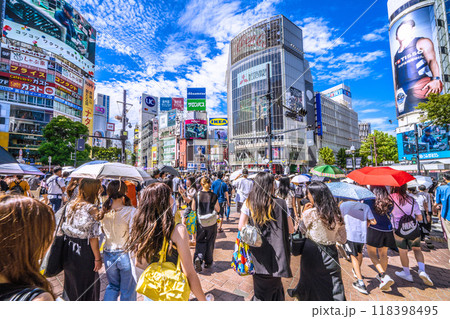 日本の東京都市景観　秋祭り…インバウンド続く…外国人観光客らで賑わう渋谷。109前は通行止め＝15日 118398495