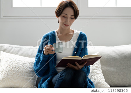 ソファで読書をするミドルの女性 118398566