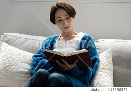 ソファで読書をするミドルの女性 ソファで読書をするミドルの女性 118398573
