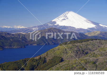 箱根大観山からの望む冬の芦ノ湖と富士 箱根大観山からの望む冬の芦ノ湖と富士 118398589