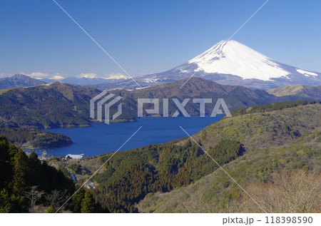 箱根大観山からの望む冬の芦ノ湖と富士 箱根大観山からの望む冬の芦ノ湖と富士 118398590