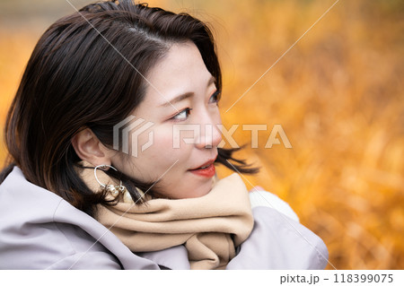 紅葉狩りを楽しむ若い女性 紅葉狩りを楽しむ若い女性 118399075