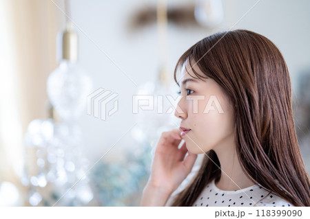 フェミニンな雰囲気のオシャレな女性 118399090