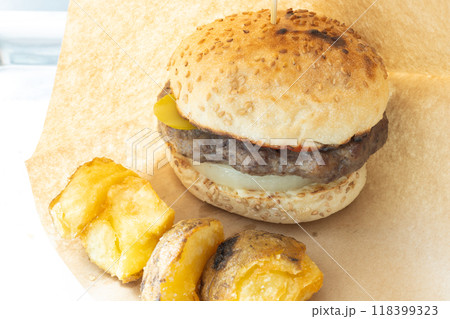 おいしいハンバーガーとフライドポテト 118399323