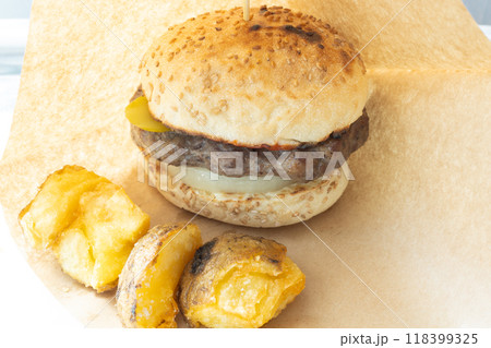 おいしいハンバーガーとフライドポテト おいしいハンバーガーとフライドポテト 118399325
