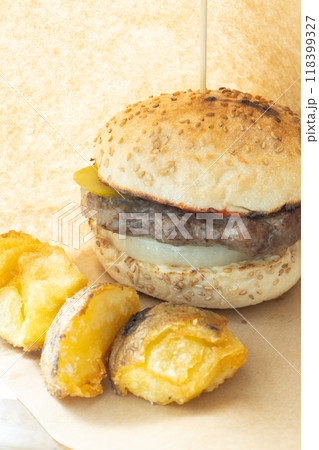 おいしいハンバーガーとフライドポテト おいしいハンバーガーとフライドポテト 118399327