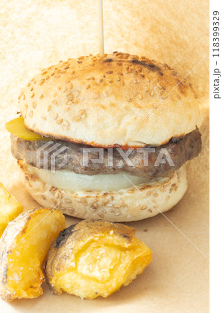 おいしいハンバーガーとフライドポテト おいしいハンバーガーとフライドポテト 118399329