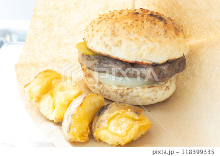おいしいハンバーガーとフライドポテト 118399335