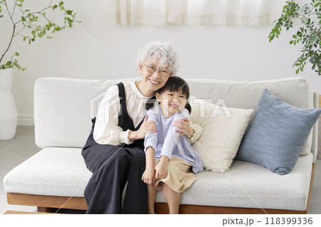 リビングで孫に寄り添う祖母 118399336