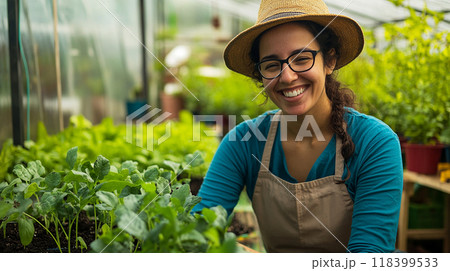笑顔の女性が野菜を育てるシーン 118399533