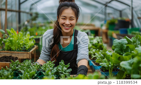 温室で笑顔の女性が元気に野菜を育てる風景 118399534