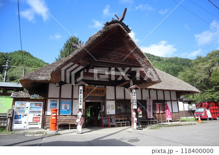 会津鉄道会津線 湯野上温泉駅 茅葺き屋根の駅舎  118400000