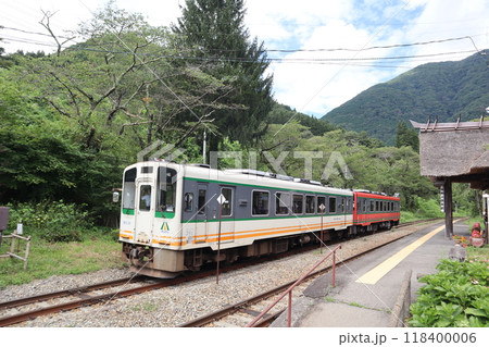 会津鉄道会津線 湯野上温泉駅を出発する列車 118400006