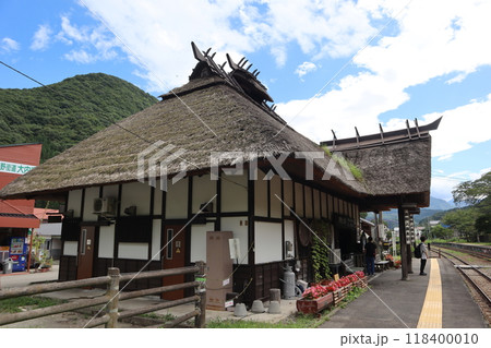 会津鉄道会津線 湯野上温泉駅 茅葺き屋根の駅舎  118400010