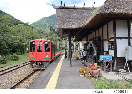 会津鉄道会津線 湯野上温泉駅 茅葺き屋根の駅舎 会津鉄道会津線 湯野上温泉駅 茅葺き屋根の駅舎 118400011