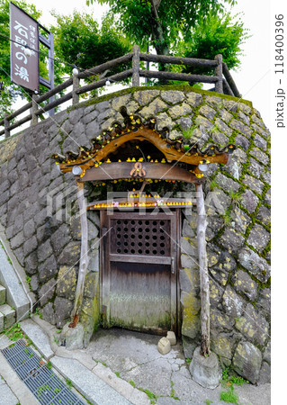 群馬県　伊香保温泉　アヒル神社と石段 118400396