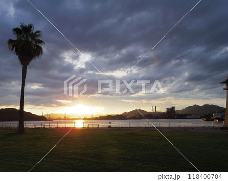 晴海親水公園より望む夕日(山口県周南市) 118400704