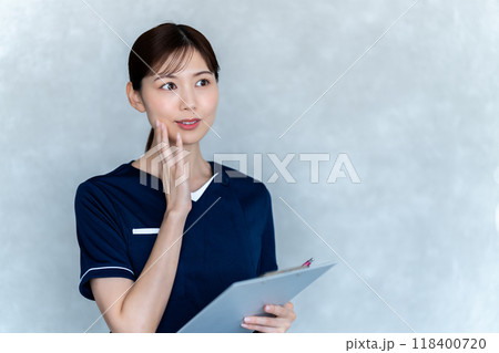 カウンセリングする女性スタッフ カウンセリングする女性スタッフ 118400720