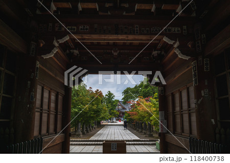 青森 金剛山最勝院　新仁王門から境内を望む 118400738