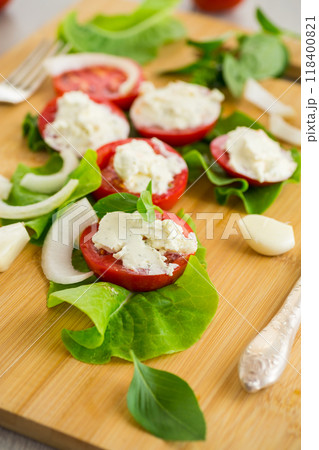 tomato wedges with cottage cheese filling and garlic, spicy appetizer 118400821