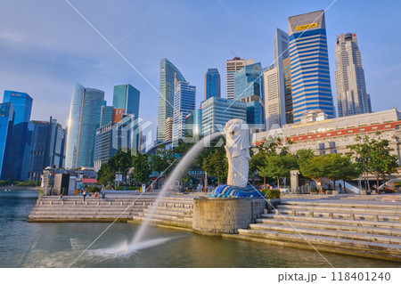 観光客のいないマーライオン公園と高層ビル 観光客のいないマーライオン公園と高層ビル 118401240