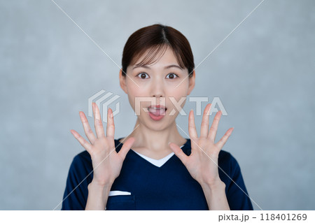 ビックリする看護スタッフの女性 118401269