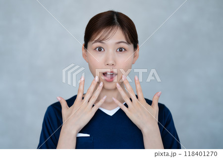 ビックリする看護スタッフの女性 118401270