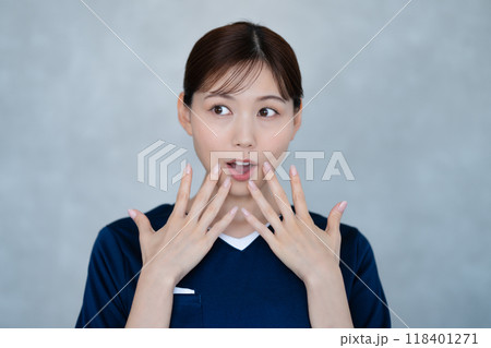 ビックリする看護スタッフの女性 118401271