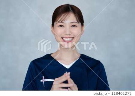 看護スタッフの30代女性 118401273