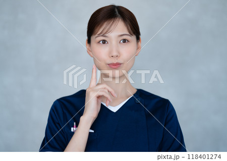 考える看護師の女性 118401274