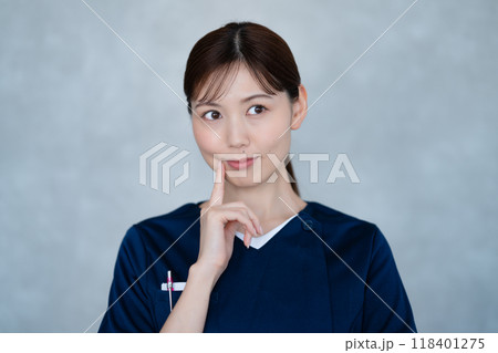 考える看護師の女性 118401275