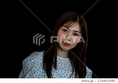 30代の絵画のような綺麗な女性 118401440