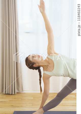 オンラインヨガサロンを配信でポーズを見せる若い女性 118402243