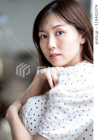 フェミニンな雰囲気のオシャレな女性 118402474