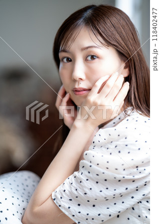 フェミニンな雰囲気のオシャレな女性 118402477