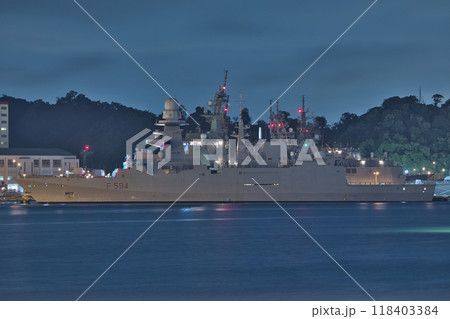 イタリア海軍 ベルガミーニ級フリゲート 「アルピーノ (Alpino F594)」 夜艦　夜景 118403384