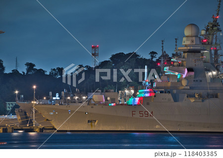 イタリア海軍 ベルガミーニ級フリゲート 「アルピーノ (Alpino F594)」 夜艦　夜景 118403385