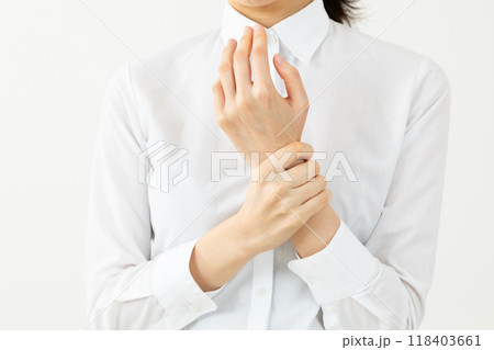 手首に違和感を感じるアジア人女性01 118403661