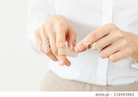 指の怪我で絆創膏を貼る女性01 指の怪我で絆創膏を貼る女性01 118403662