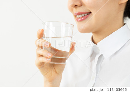 水を飲むアジア人女性02 118403666